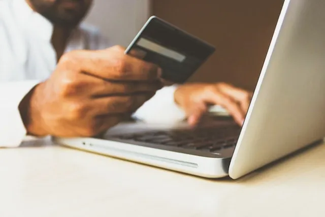 converting-leads-man-using-credit-card